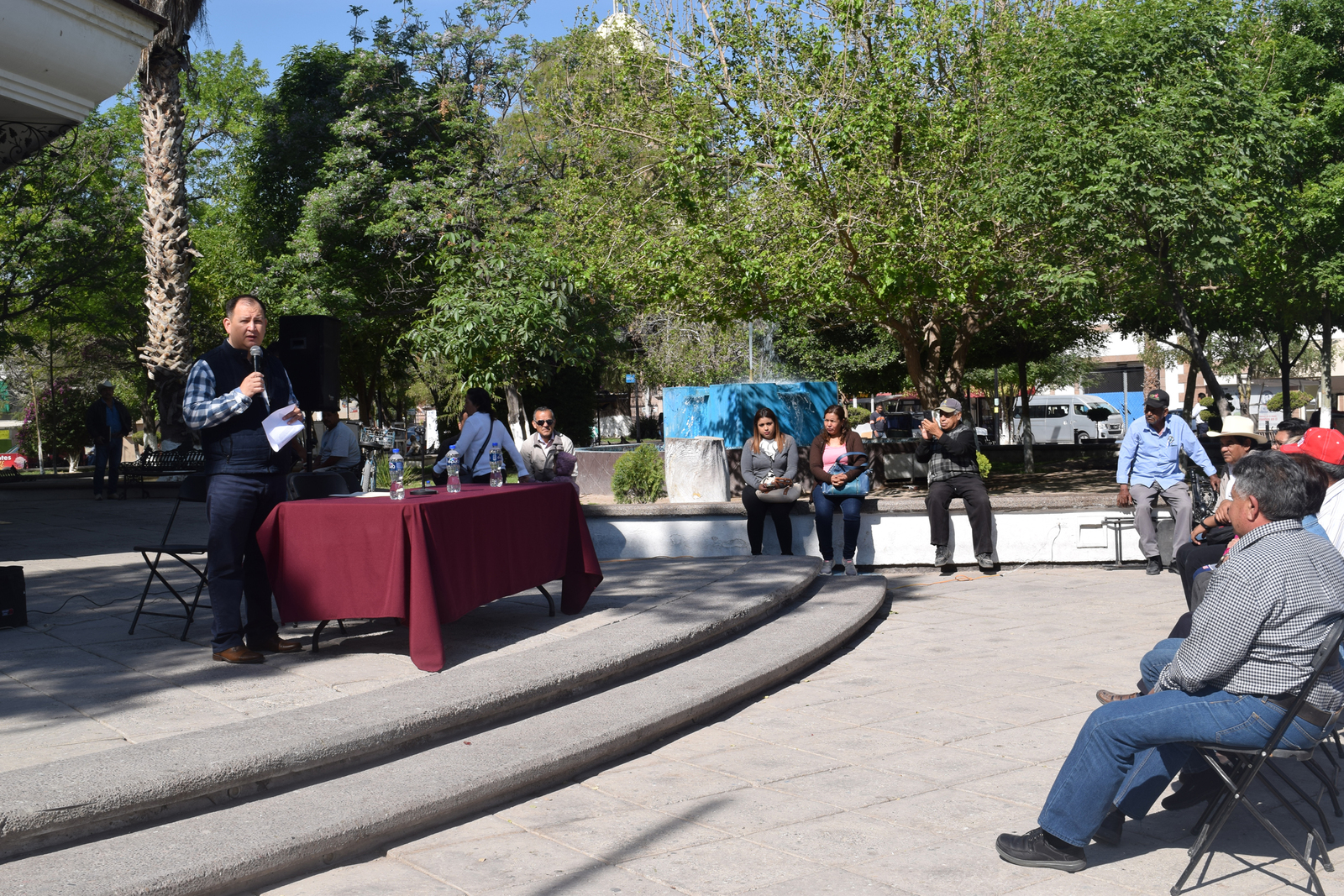 El precandidato Rafael Palacios Cordero reunió a decenas de personas en la Plaza de Armas, quienes lo apoyan en impugnación.