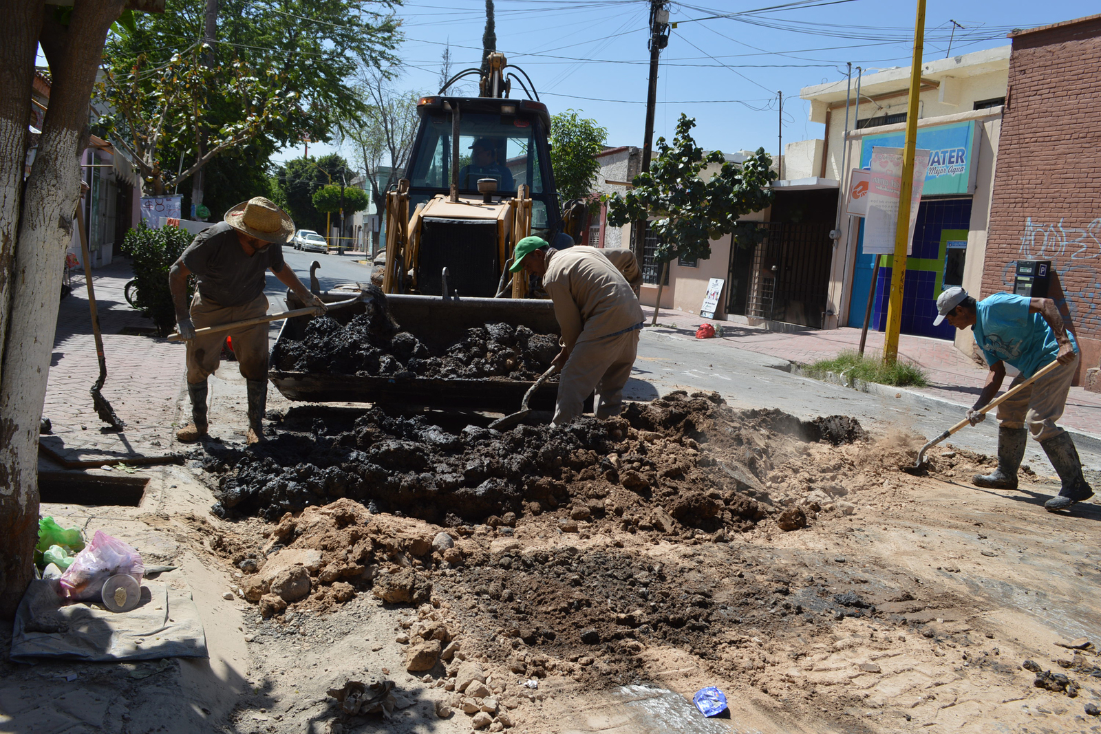 En la avenida Coronado, entre las calles Rayón e Hidalgo surgió un problema cuya causa principal es el antiguo drenaje que anteriormente era de barro y que en varias partes ya desapareció.