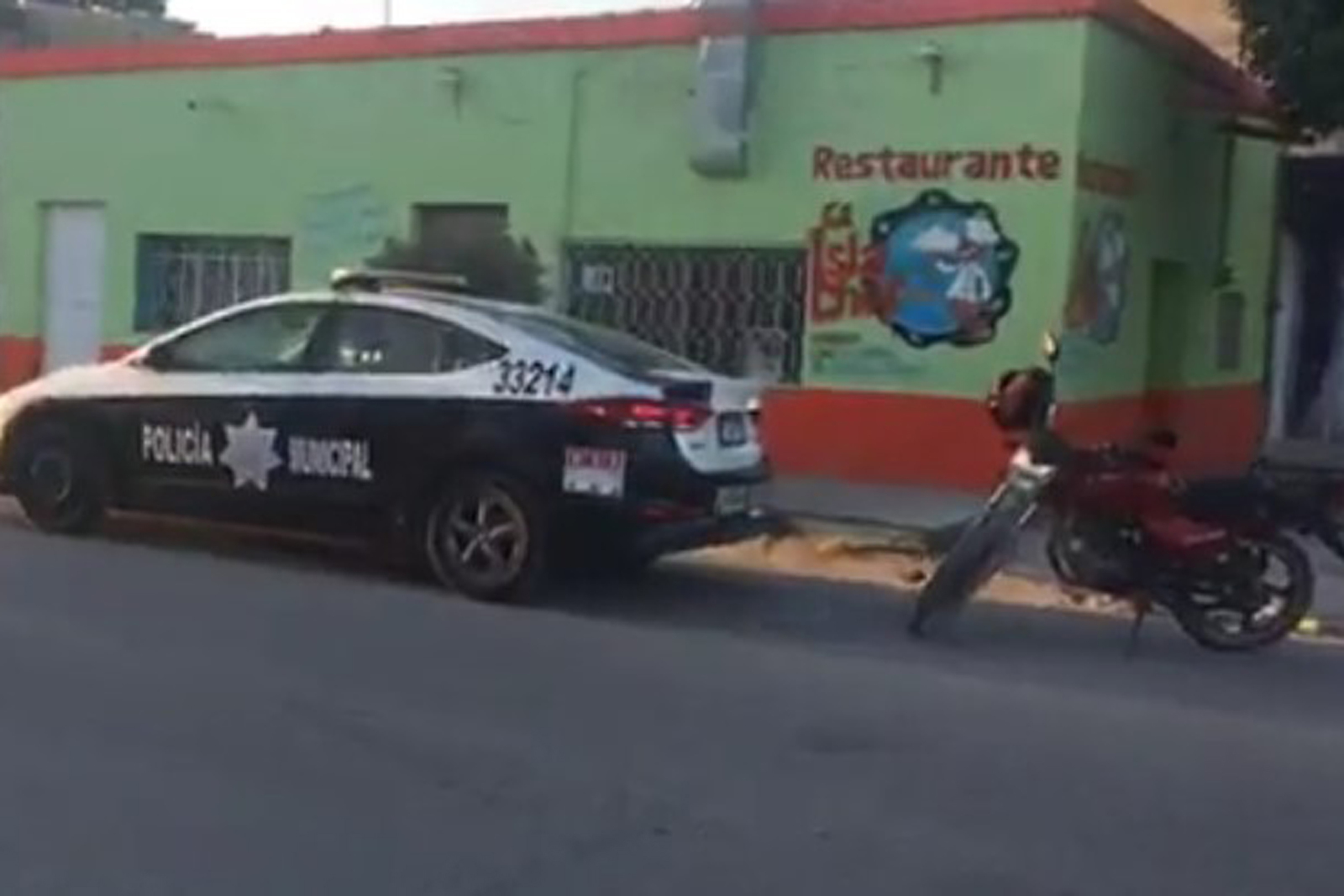 Patrulla arrolla a motociclista en San Pedro