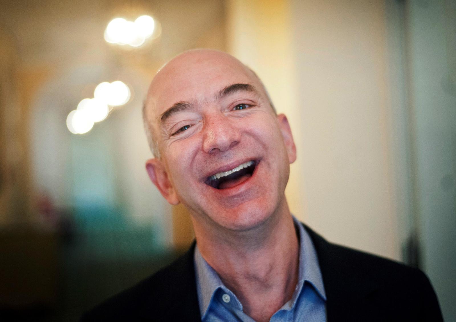 Jeff Bezos, dueño de Amazón es considerado el hombre más rico. (AGENCIAS)