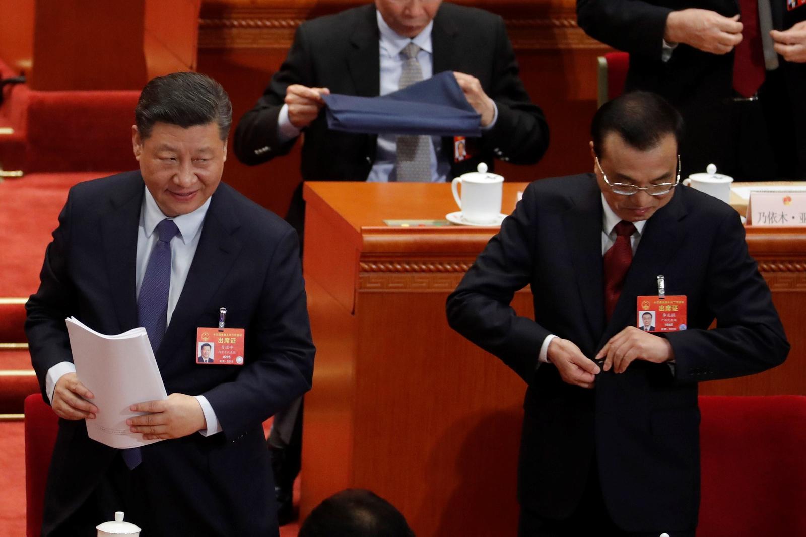 El primer ministro, Li Keqiang (Der.), la máxima autoridad económica del país, fijó el objetivo de crecimiento para este año en entre 6 y 6.5 %. (EFE)