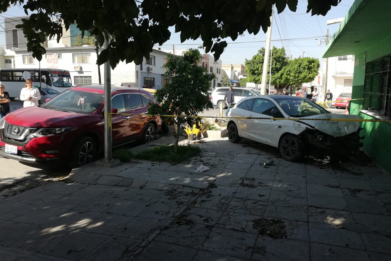 El taxi y el vehículo Ibiza resultaron con más daños que la camioneta Xtrail; del accidente reportaron dos lesionados.