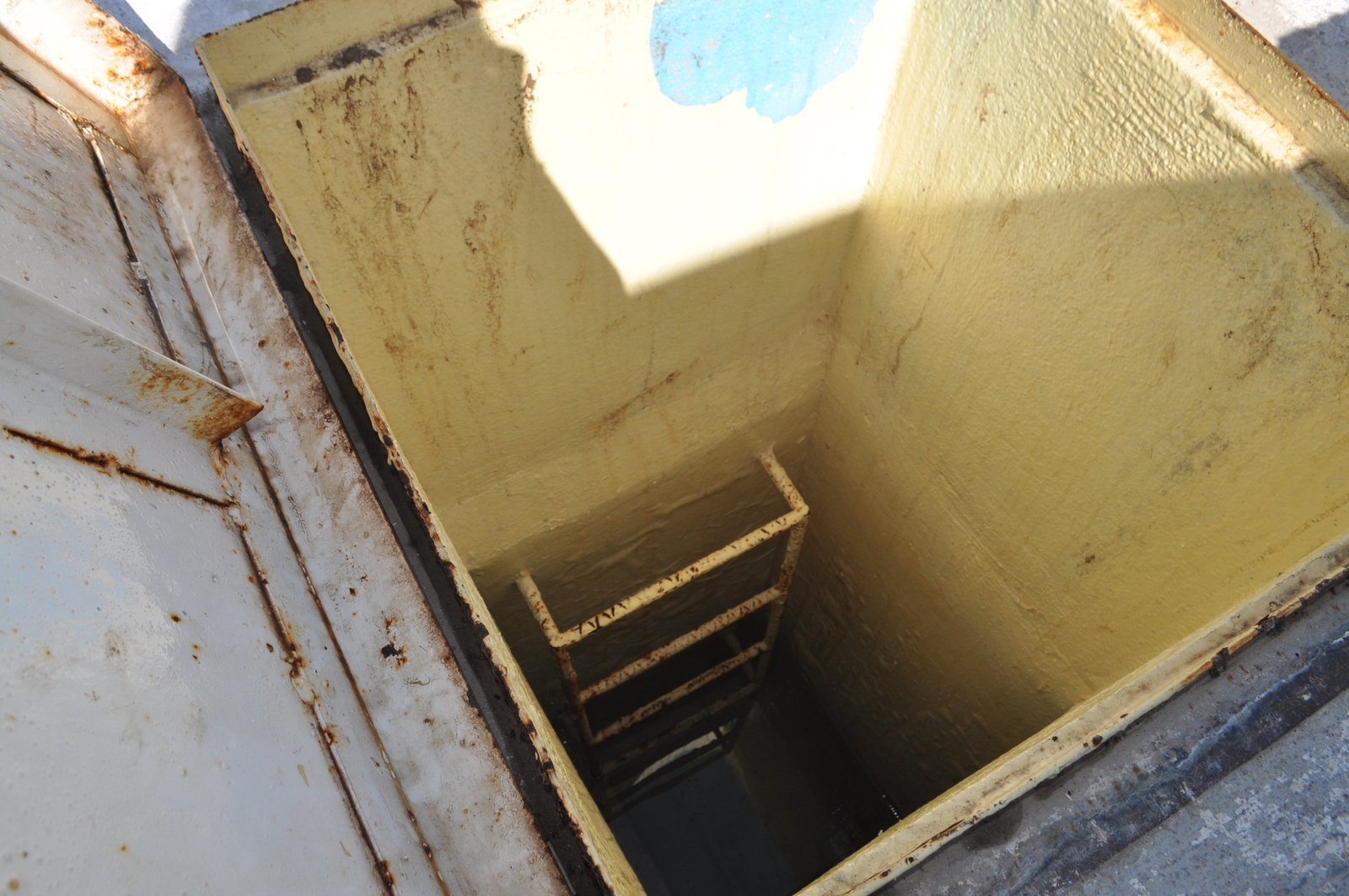 La cisterna de la secundaria Manuel Pérez Treviño estaba ya por vaciarse ayer al mediodía. (FABIOLA P. CANEDO)