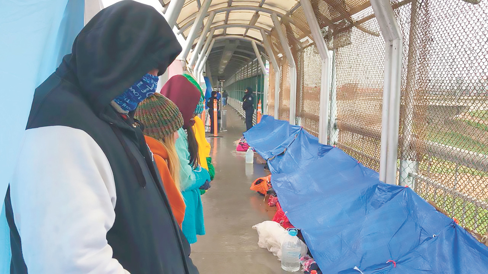 Pese al frío, migrantes permanecen en el puente Reynosa-Hidalgo en espera de ser recibidos por autoridades de EUA. (EL UNIVERSAL)