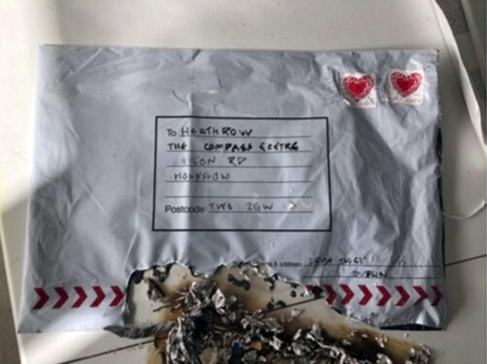 Esta imagen muestra un paquete que fue enviado al aeropuerto de Londres-Heathrow y se incendió. (AP)