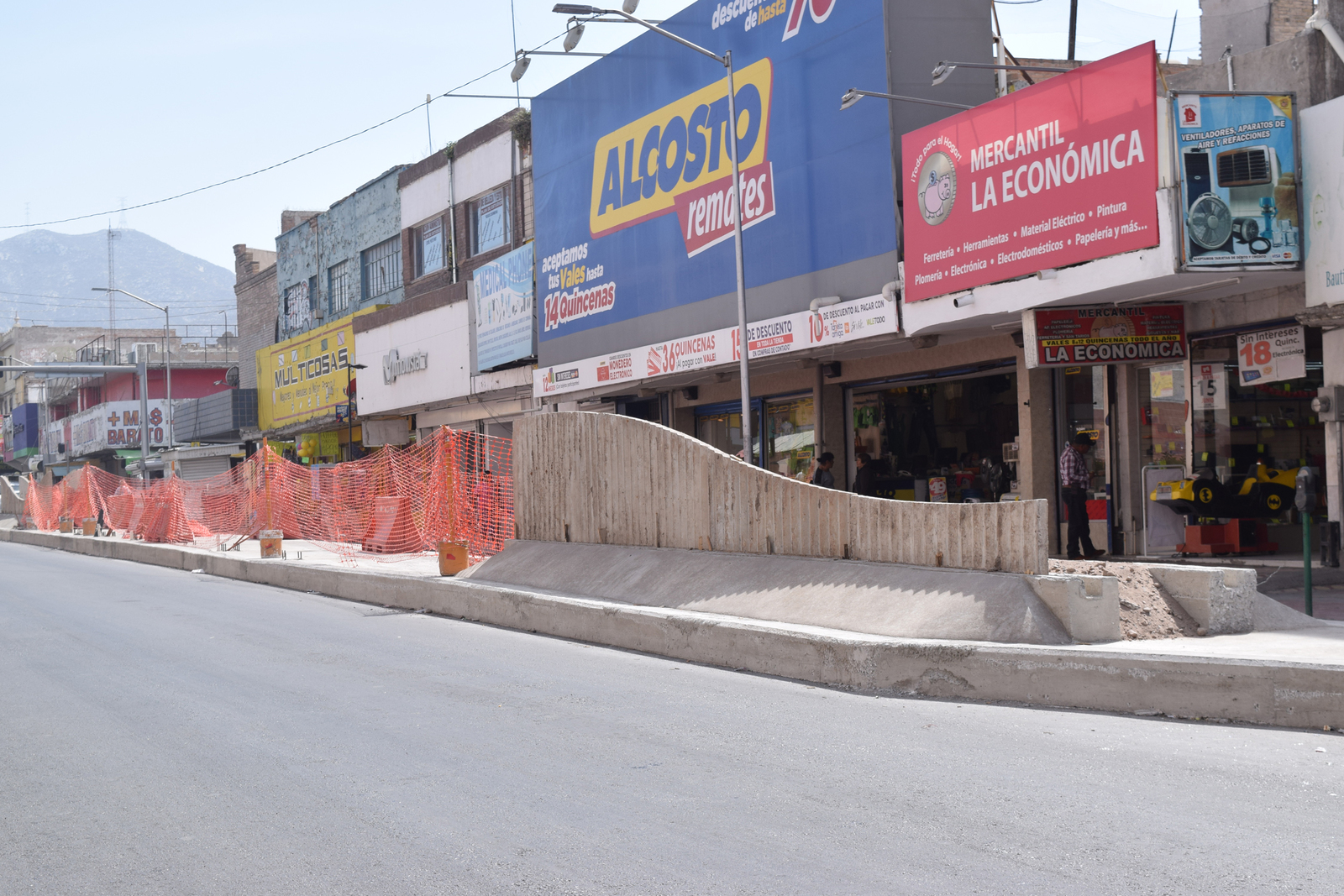 Falta construir un paradero por la calle Múzquiz y Juárez, mientras que el que quedará en Ramos Arizpe y Múzquiz está a medias. (EL SIGLO DE TORREÓN)
