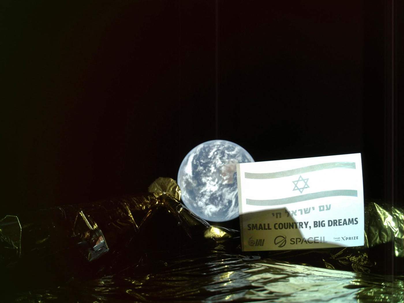 El módulo lunar israelí “Bereshit” (Génesis) mandó ayer su primer selfi desde el espacio, a 37,600 kilómetros de la Tierra, en su camino hacia la Luna, donde está previsto que se pose el próximo 11 de abril. (AGENCIAS)