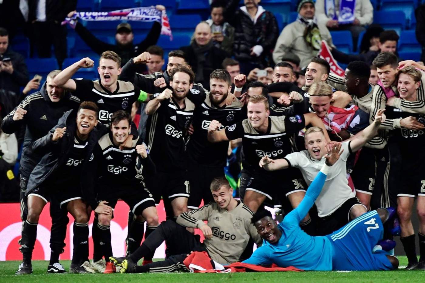 Los jugadores del Ajax festejan tras eliminar al Real Madrid de la Champions League. (Especial)