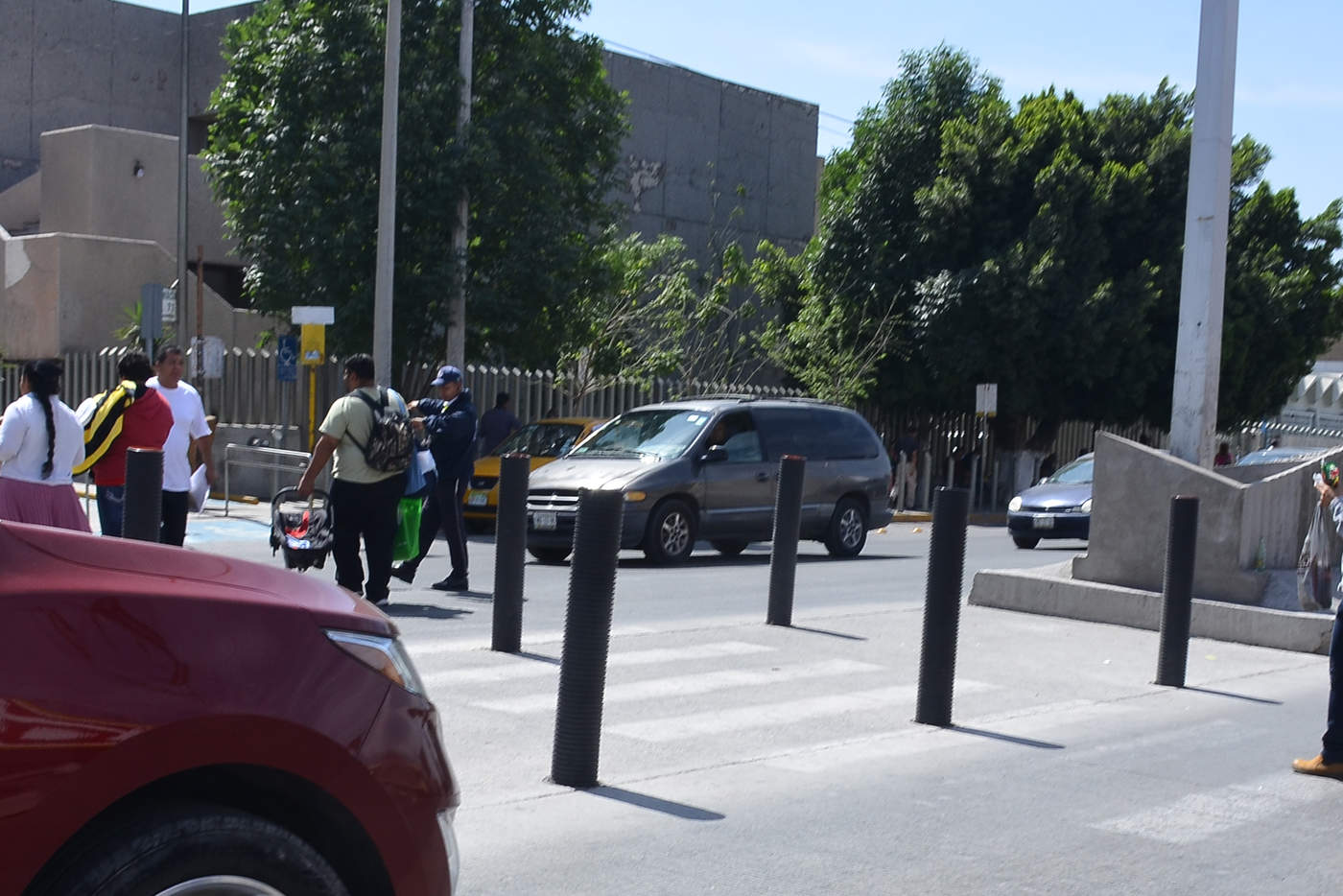 La Dirección de Tránsito y Vialidad de Torreón regresó a los agentes de tránsito al exterior de las Clínicas 16 y 71 del IMSS. (FERNANDO COMPEÁN)