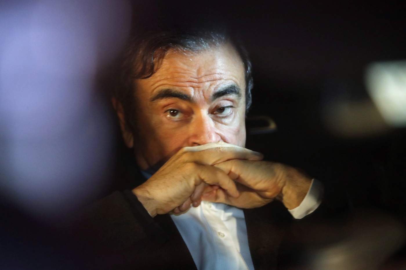 Expresidente de Nissan queda libre tras pagar fianza
