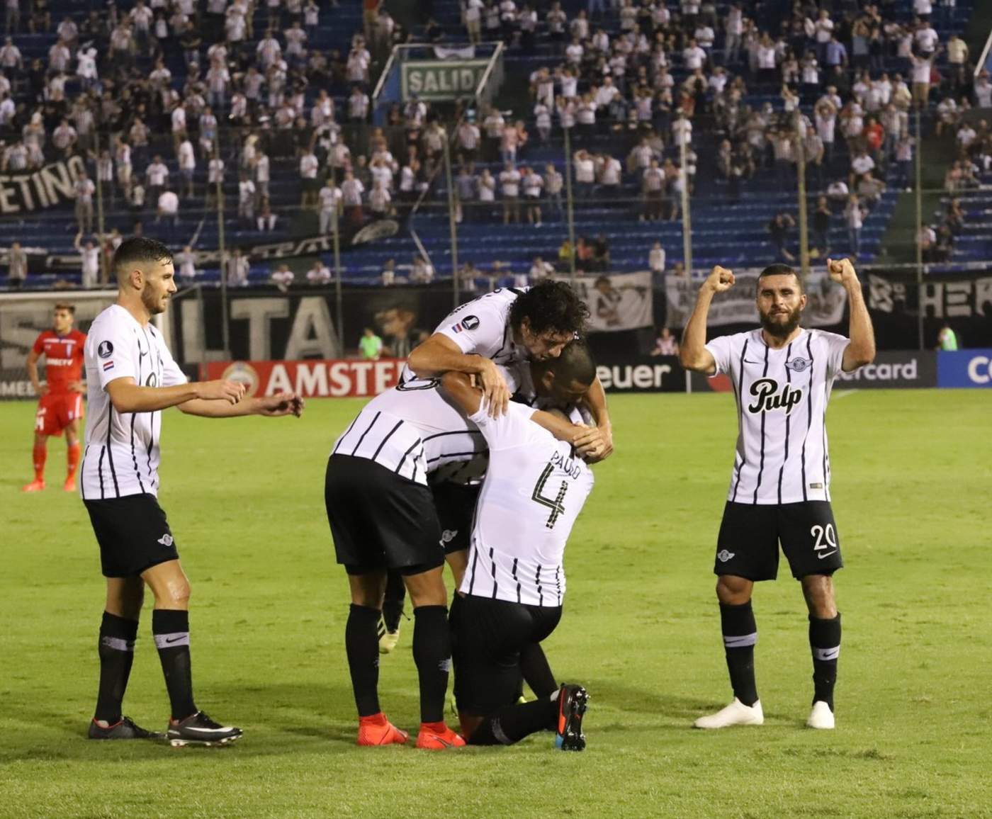 Los jugadores del Libertad de Paraguay festejan tras golear a la Universidad Católica de Chile en la Copa Libertadores. (Especial)