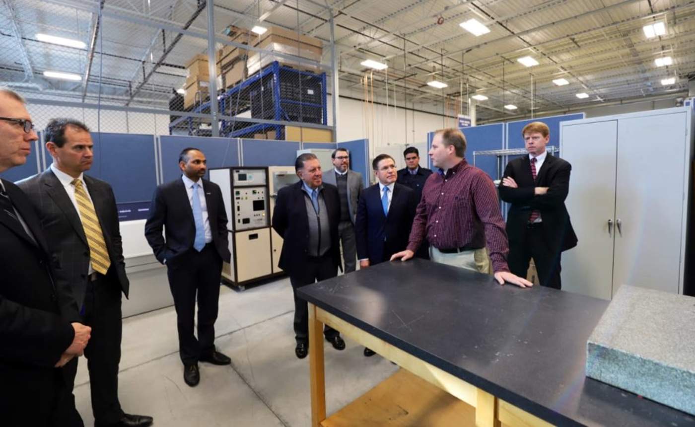 Como parte de la gira de trabajo que el gobernador lleva a cabo por Estados Unidos, visitó las instalaciones de la empresa ubicada en Detroit. (ESPECIAL) 
