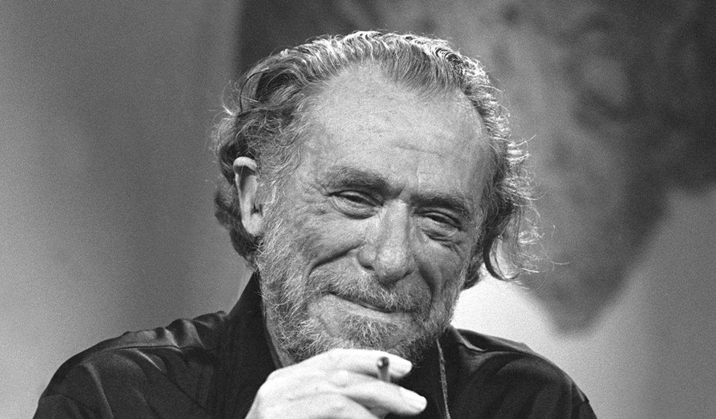 1994: Ve la última luz Charles Bukowski, reconocido escritor y poeta estadounidense