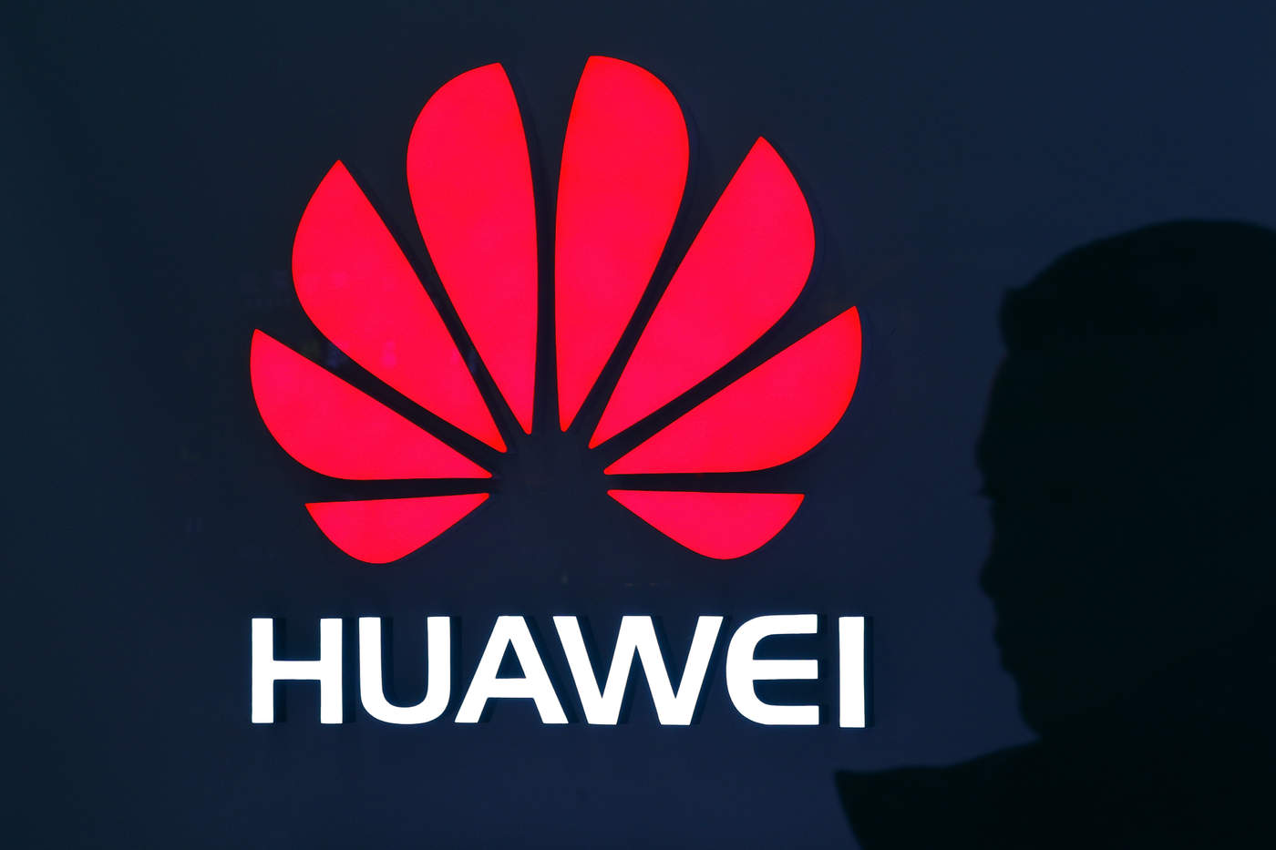 'Esta prohibición no solo es ilegal, sino que también restringe a Huawei de participar en una competencia justa y, en última instancia, perjudica a los consumidores estadounidenses', afirmó el presidente rotativo de Huawei, Guo Ping, en un comunicado. (ARCHIVO)
