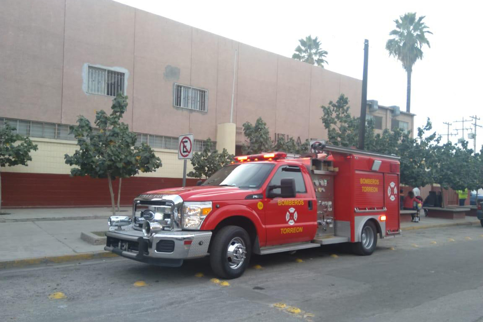 El personal de Bomberos acudió a un incendio en la escuela España, ubicada frente al Bosque Venustiano Carranza.