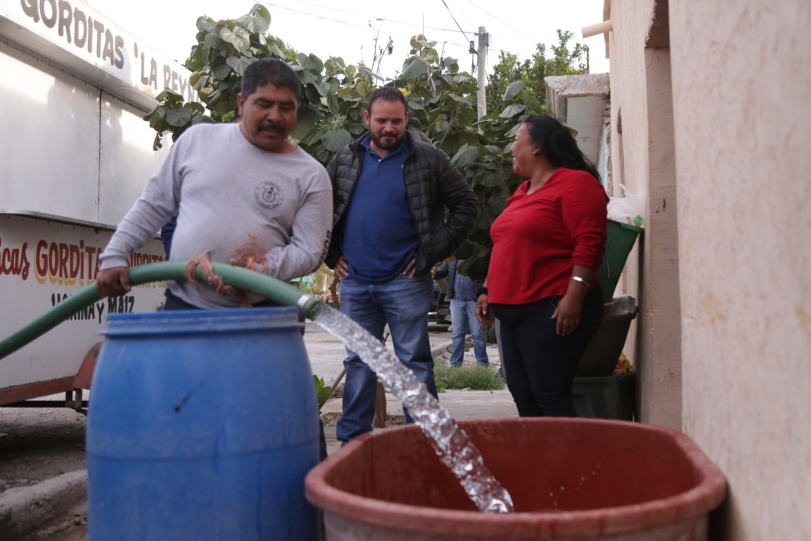 Atienden petición de ciudadanos y acuden a dotar de agua en varias colonias durante los trabajos de reparación del pozo, que generó el desabasto en la zona urbana de Madero. (EL SIGLO DE TORREÓN/CLAUDIA LANDEROS)
