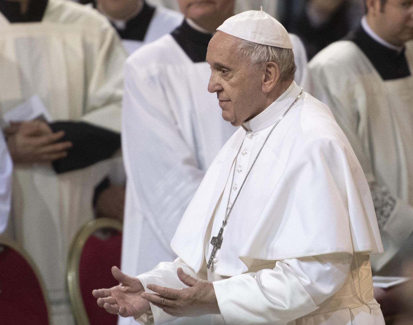 Papa pide liberarse de las 'garras del consumismo'