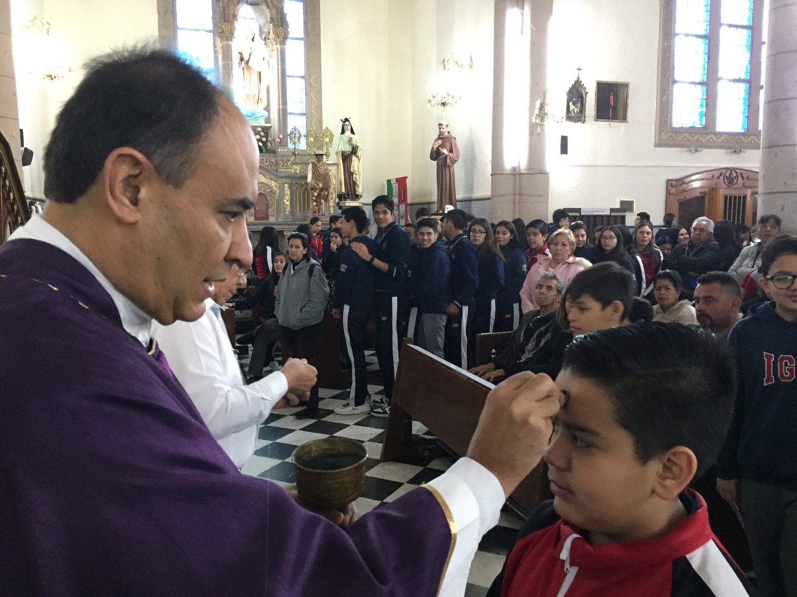 Como una iglesia abierta y que pide justicia, calificó el Administrador de la Diócesis de Torreón, el que se hayan publicado las líneas de protección a menores. (GUADALUPE MIRANDA)