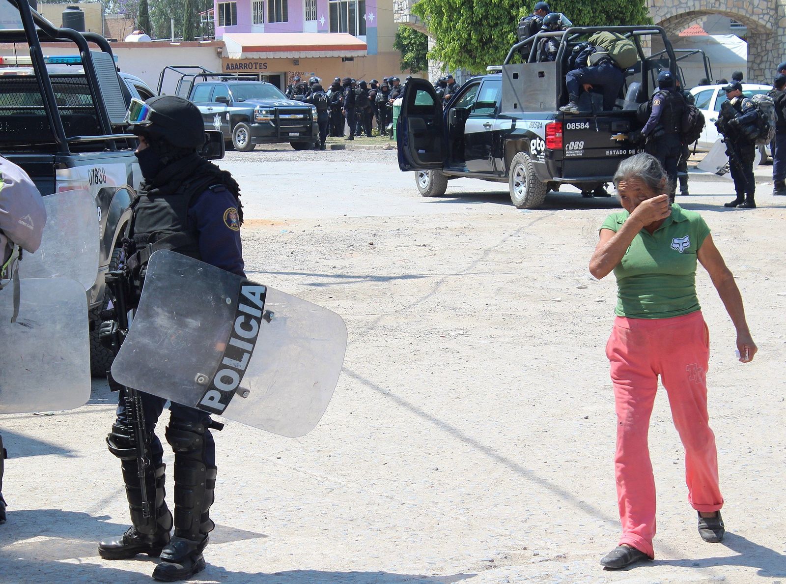 Miembros de las fuerzas armadas tomaron ayer, la plaza principal de Santa Rosa de Lima, del municipio de Villagrán. (EFE)