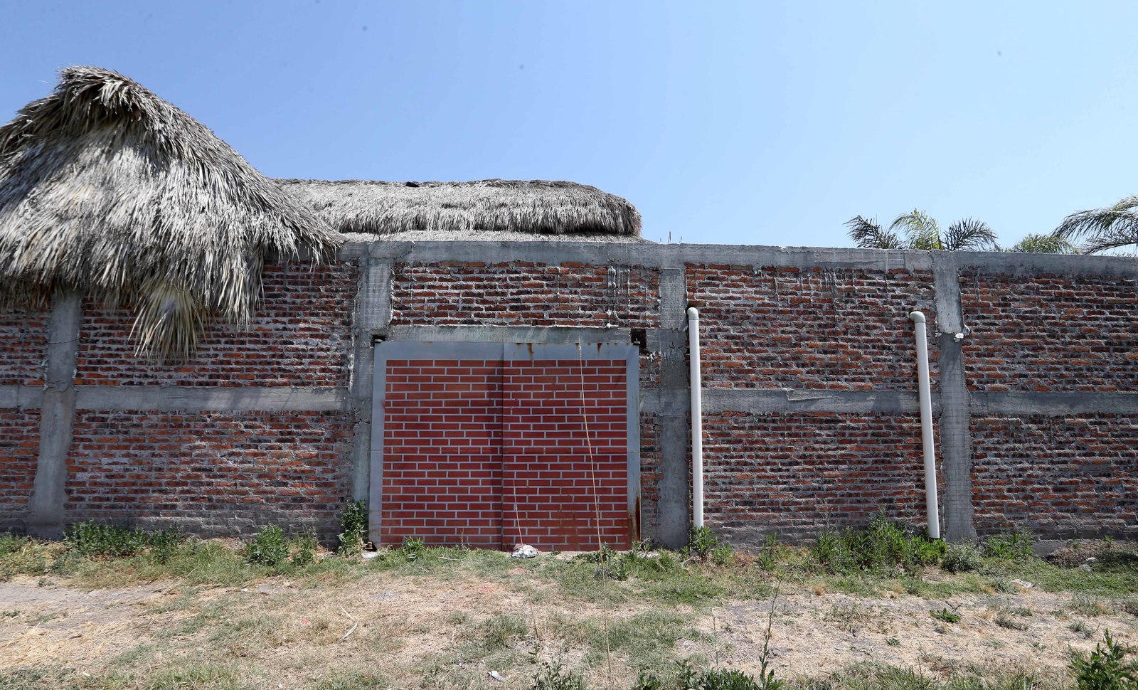 La residencia de José Antonio Yépez Ortiz 'El Marro', líder huachicolero, tiene tres puertas, la entrada principal, la cochera y un acceso de emergencia camuflado como una barda de ladrillos, que da hacia campos de cultivo. (EL UNIVERSAL)