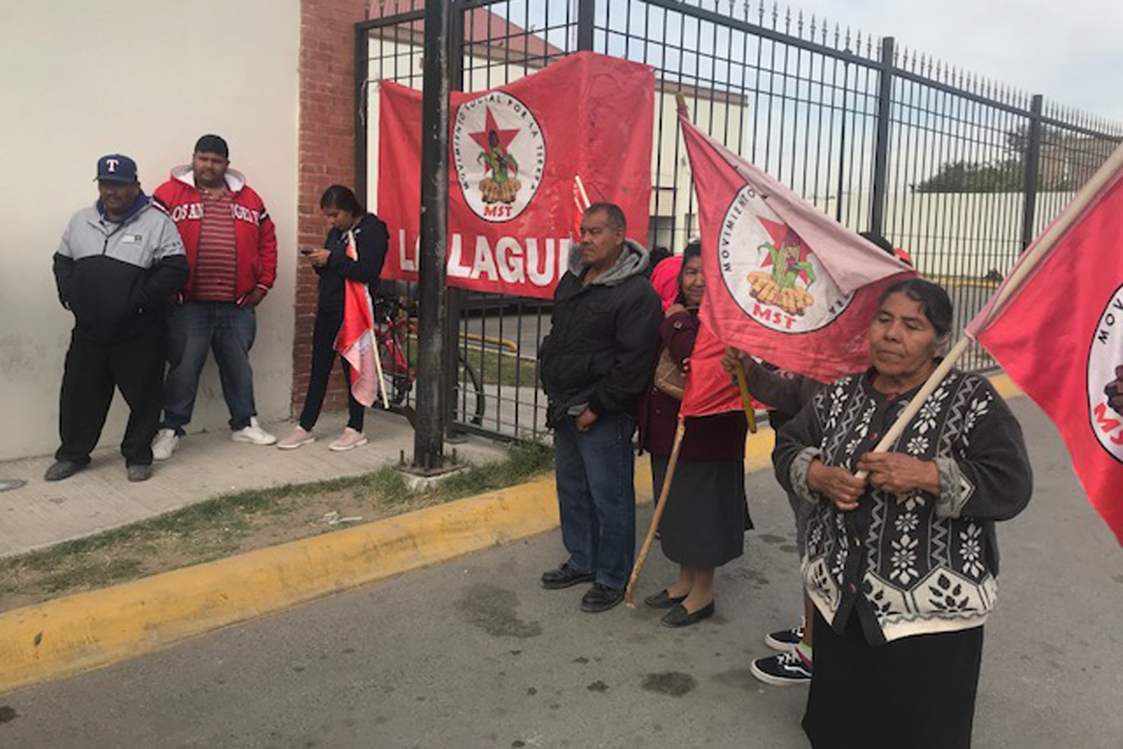 La Agrupación Movimiento Social por la Tierra denunció la detención y agresión contra cinco campesinos que se manifestaban para exigir la indemnización de sus tierras.