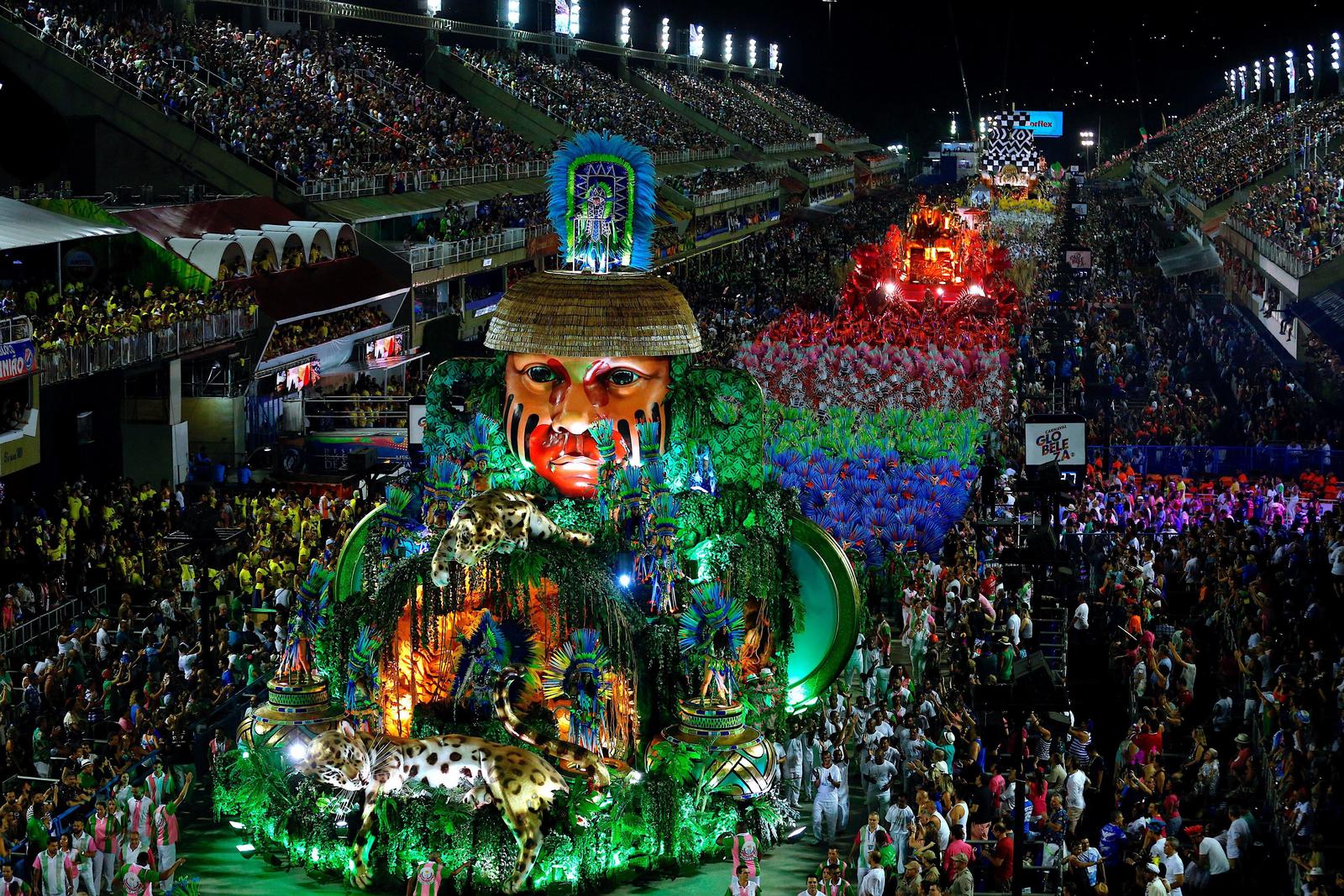 La escuela de samba Mangueira, con un desfile en que realzó la importancia de negros, indios, mujeres y otras minorías en la historia de Brasil, fue proclamada como la mejor del carnaval. (EFE)