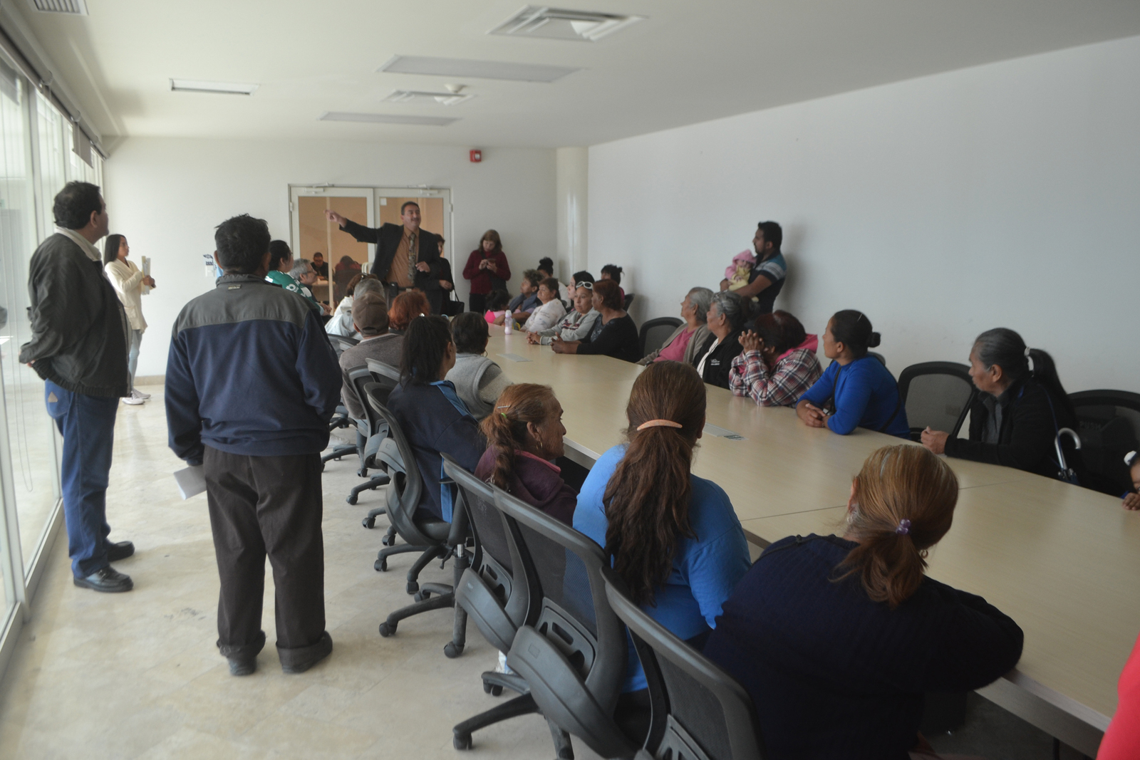 Los colonos acudieron ayer a las instalaciones de la presidencia municipal de Torreón. (ANGÉLICA SANDOVAL)