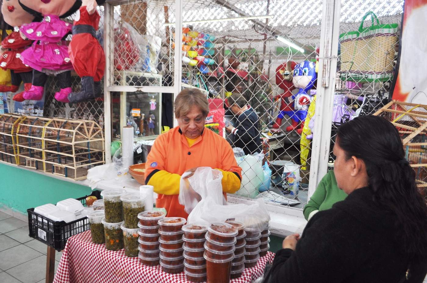 Juan Pablo Garza es el encargado de continuar la tradición familiar del pipián y la comida de Cuaresma en el mercado Donato Guerra. (FABIOLA P. CANEDO)