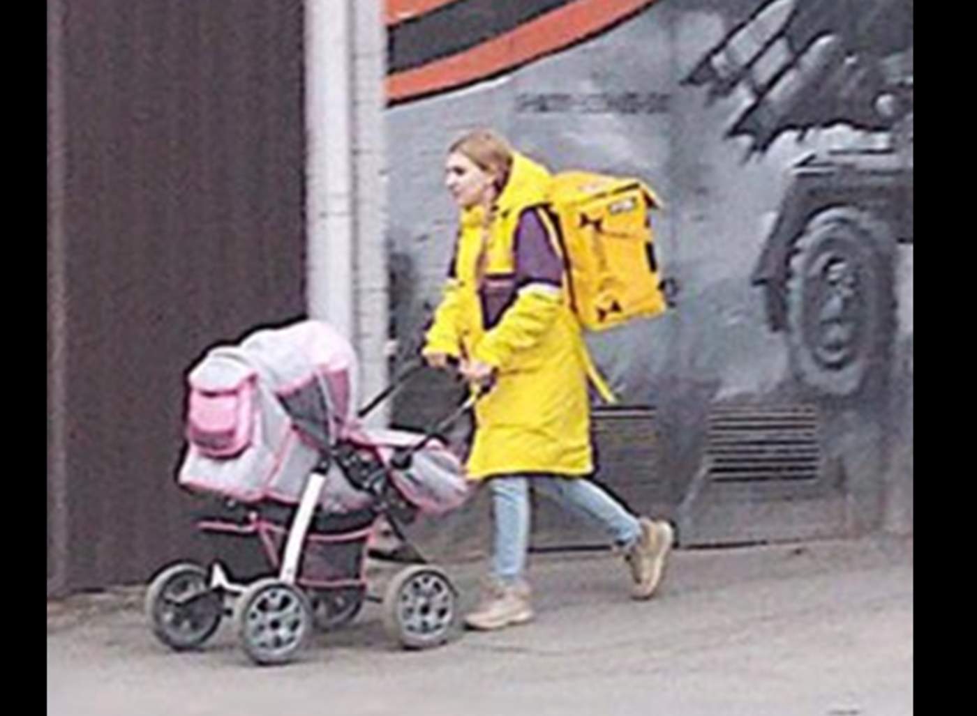 Repartidora de comida sale a trabajar junto con su bebé