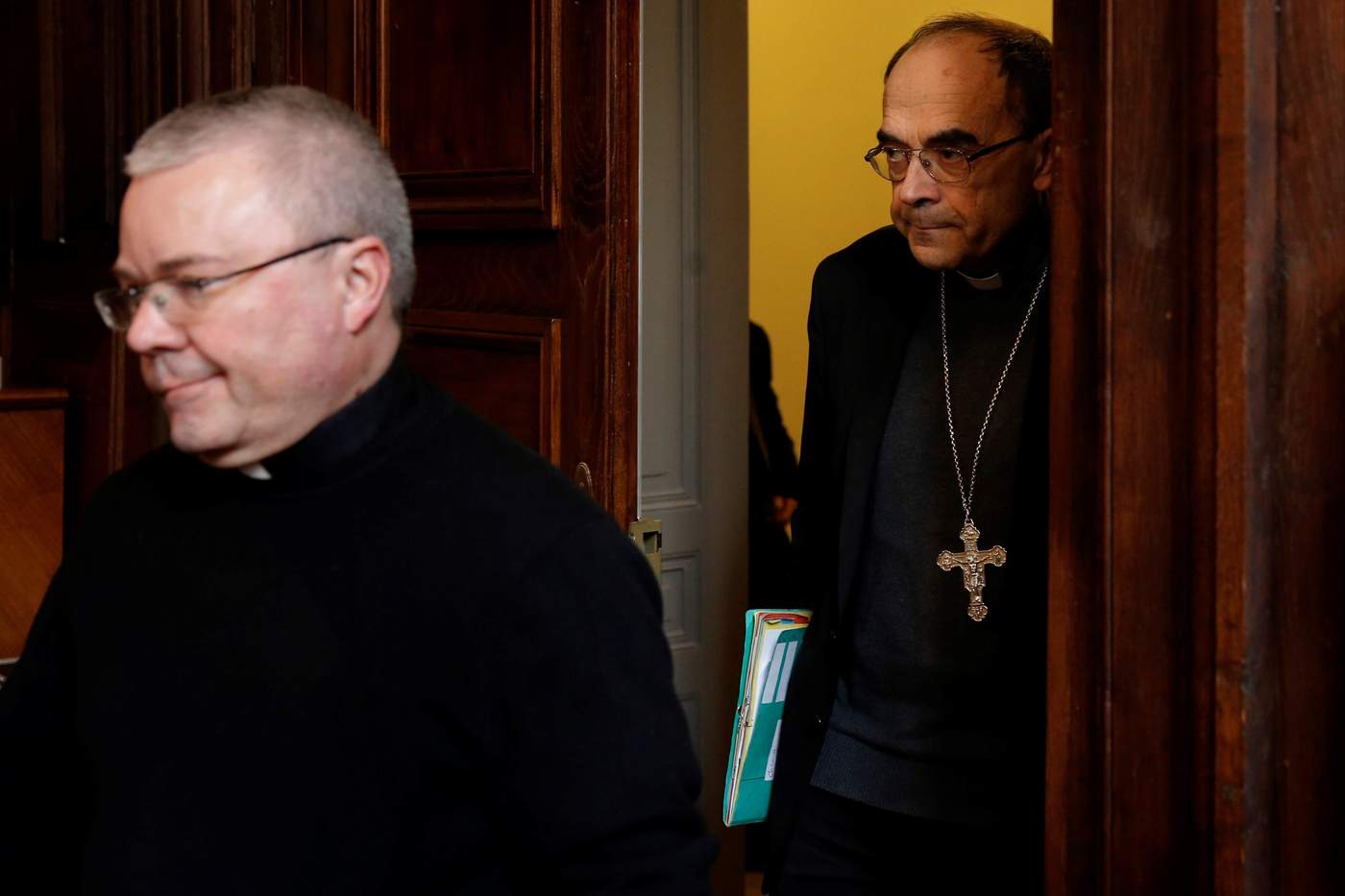 Dimite cardenal francés condenado por encubrir a cura pederasta