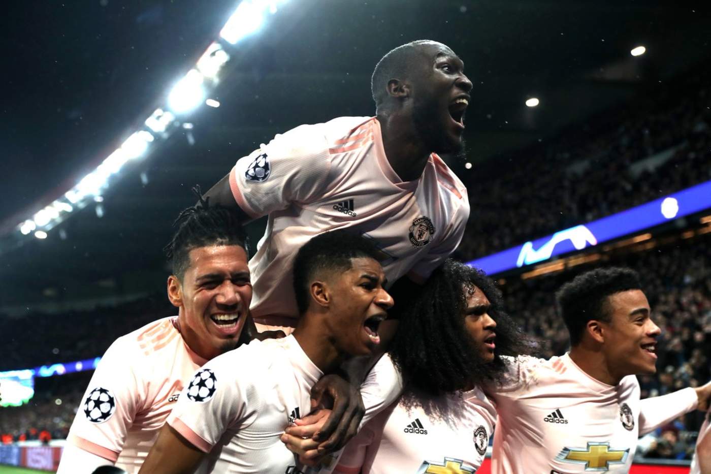 Los jugadores del Manchester United festejan tras el gol de Marcus Rashford (2i) que les dio el pase a la siguiente ronda. (Especial)