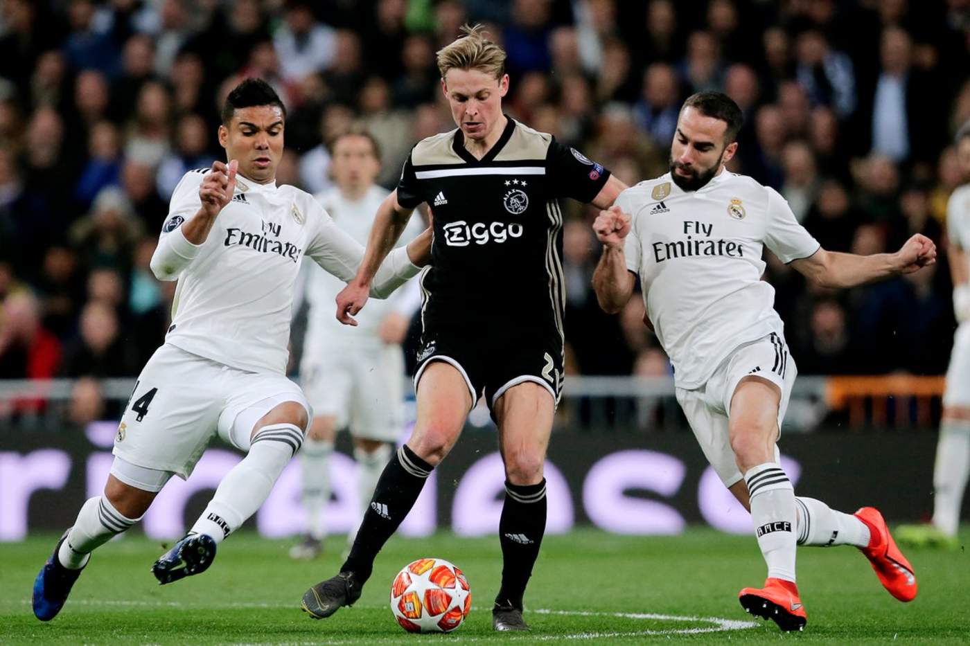 El lateral derecho del Real Madrid, Dani Carvajal (d), durante el duelo ante Ajax en la Champions League. (Especial)