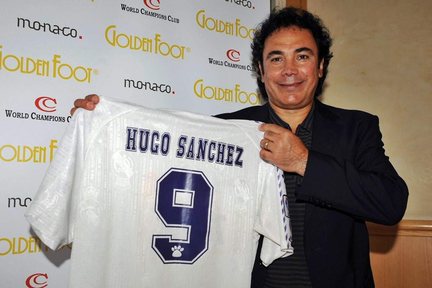 Hugo Sánchez fue figura del Real Madrid y conquistó individualmente cinco 'pichichi' con sus acrobáticos goles. (Especial)