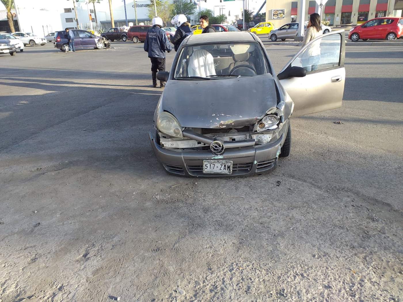 El accidente ocurrió cerca de las 7:50 de la mañana de este jueves en el cruce de la calzada Cuauhtémoc y el bulevar Diagonal Reforma de la ciudad de Torreón, frente a la plaza comercial Cuatro Caminos. (EL SIGLO DE TORREÓN) 
