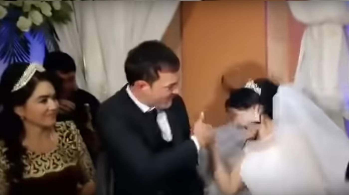 VIRAL: Abofetea a novia por hacerle una broma durante su boda