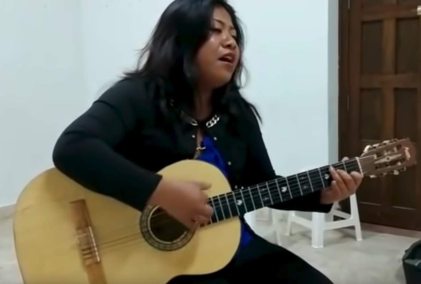 Sorprende hermana de Yalitza Aparicio en la cantada