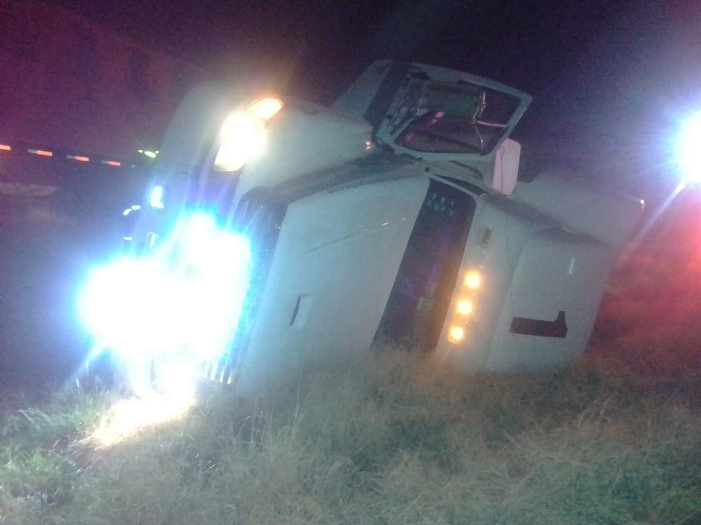 El accidente se registró a las 5:00 horas; el conductor de la pesada unidad fue identificado como Jesús Armando 'N' de 23 años, con domicilio en el municipio de Gómez Palacio. (ESPECIAL
