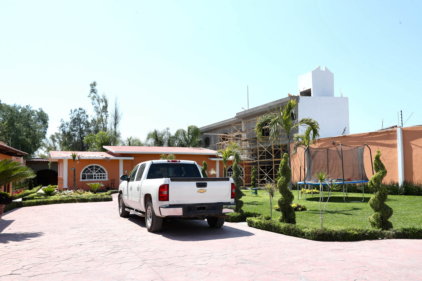 Una mansión con cuatro vehículos de lujo en su interior, ubicada a 100 metros del templo de Santa Rosa, se encuentra en resguardo de elementos de la Marina Armada de México. (EL UNIVERSAL)