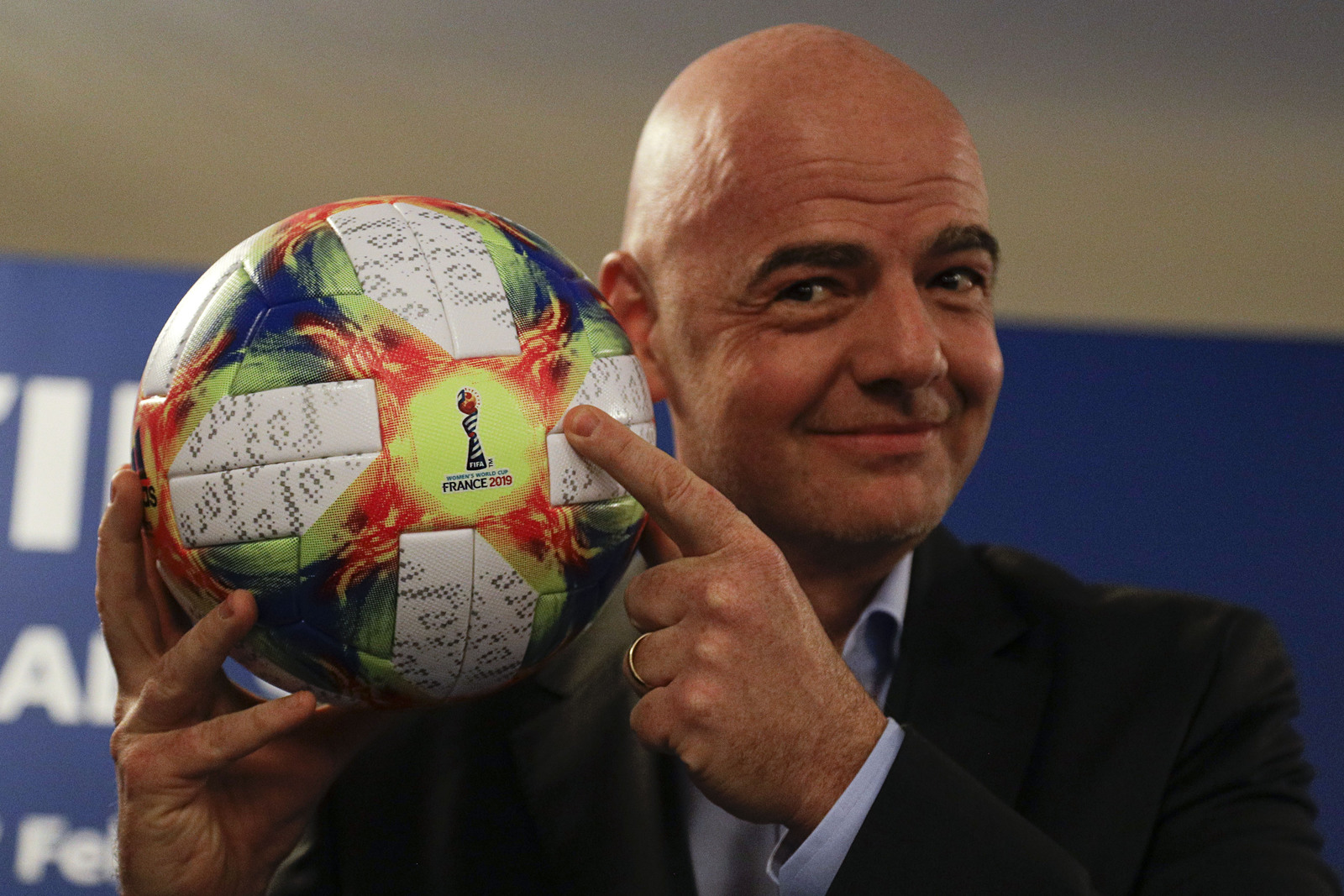 El presidente de la FIFA Gianni Infantino sostiene el balón oficial del próximo mundial femenino.