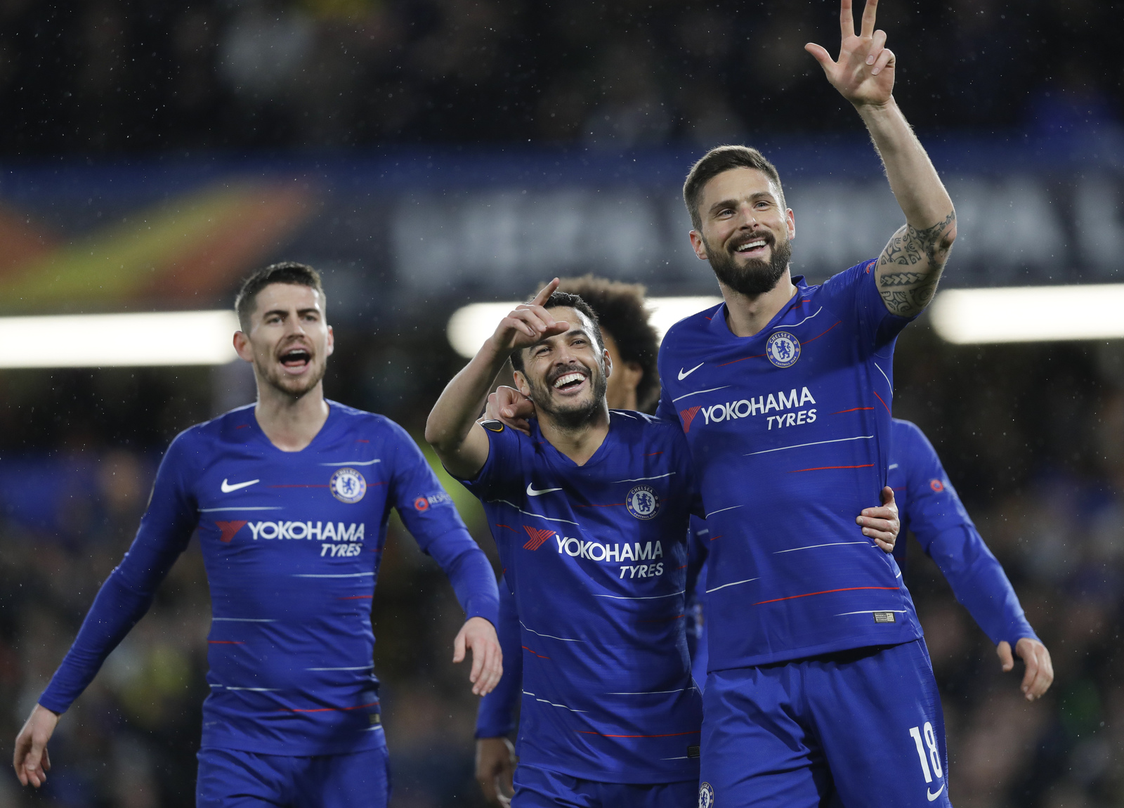 El español Pedro Rodríguez (centro) festeja con sus compañeros del Chelsea tras marcar el primer gol de un partido de la Liga Europa ante el Dynamo de Kiev, en Londres, ayer.