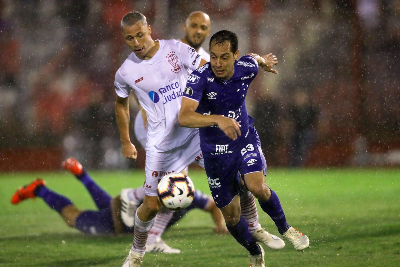 Rodriguinho Marinho (d), de Cruzeiro, disputa el balón con Israel Damonte, de Huracán, ayer durante un partido de la Copa Libertadores.