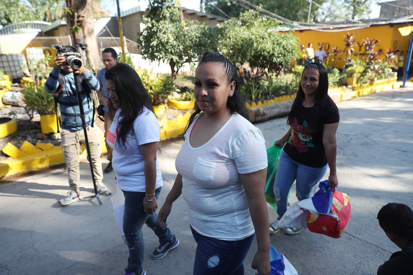 María Orellana (i), Cinthia Rodríguez (c) y Alba Lorena Rodríguez (d) salen de prisión este jueves, luego de que la Corte Suprema de Justicia de El Salvador conmutara sus penas, en Ilopango (El Salvador). (EFE)