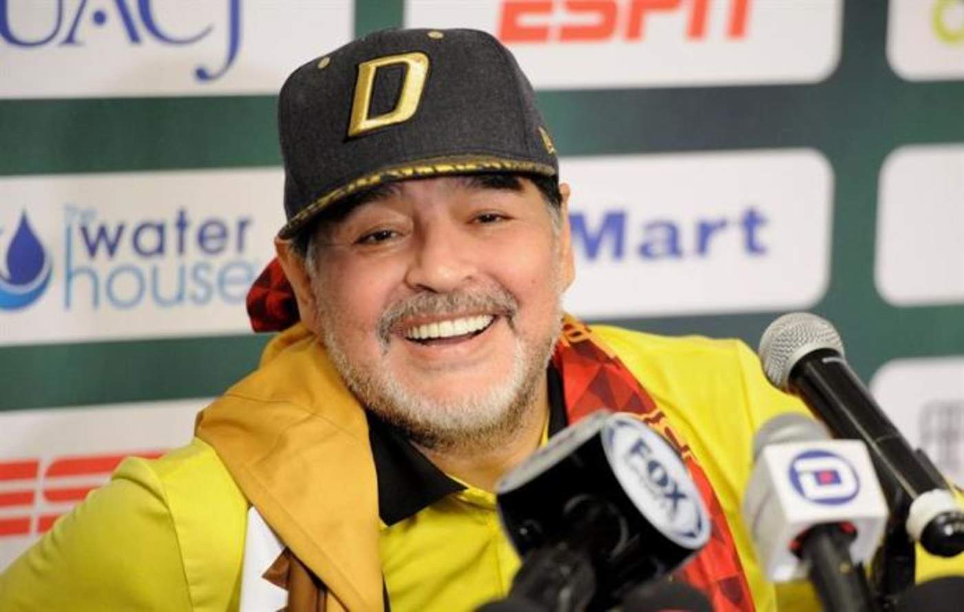 El abogado de Maradona informó este viernes que el astro del fútbol reconocerá legalmente a tres hijos en Cuba. (ESPECIAL)  