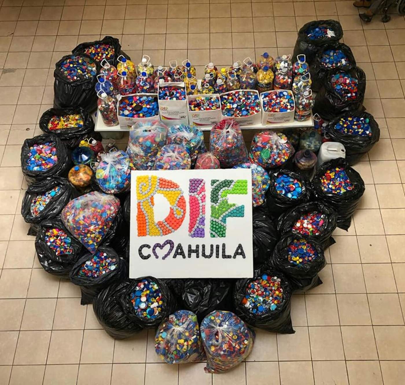 Un total de 615 kilos de tapas de plástico se recolectaron en Monclova en apoyo a menores con cáncer. (ESPECIAL)