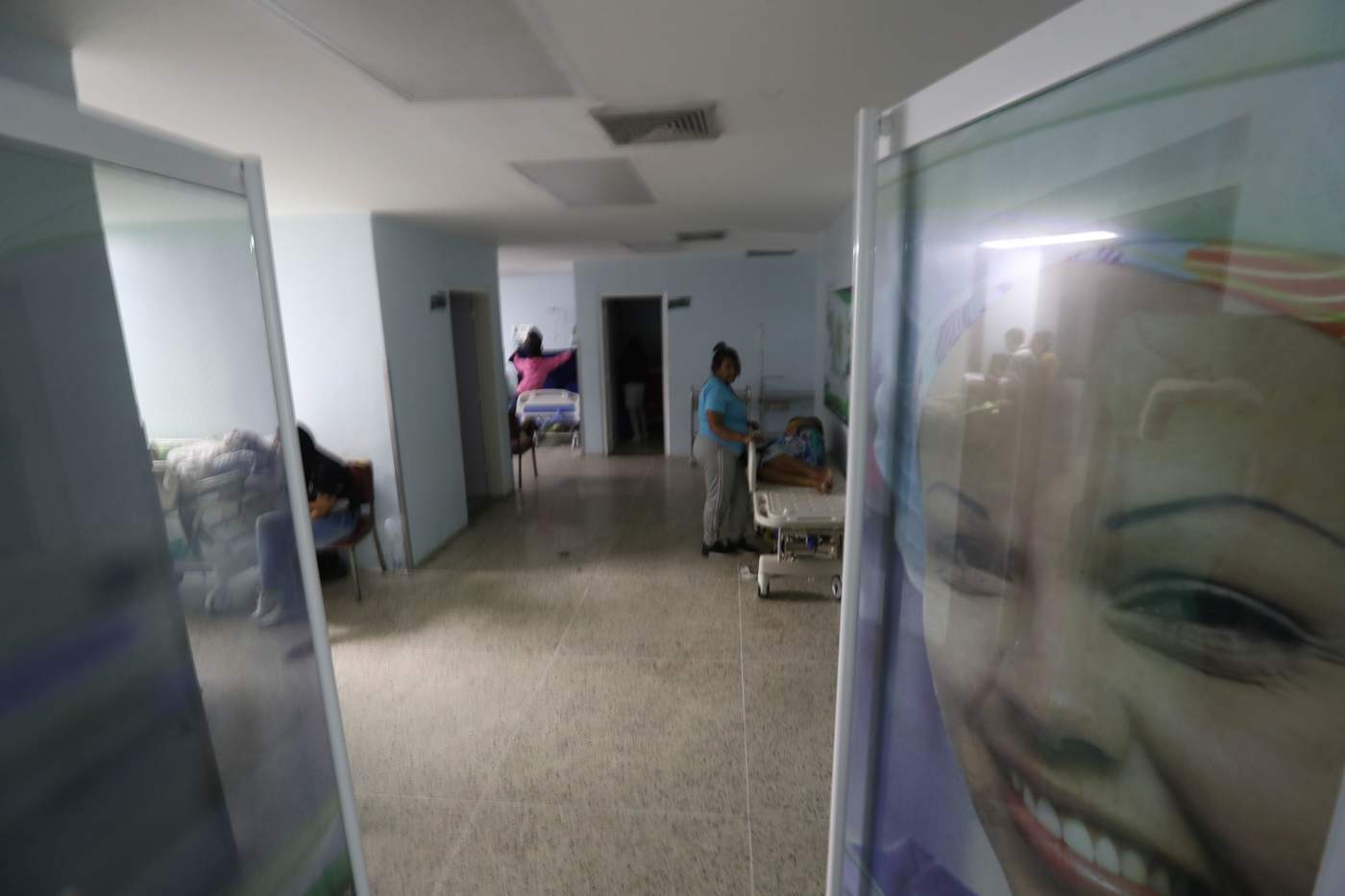 Efe visitó al menos siete centros de salud de Caracas en los que cuatro de ellos tenían sus puertas de la emergencia cerradas, pese a que tenían a pacientes esperando en la calle solicitando ingreso. (ARCHIVO)