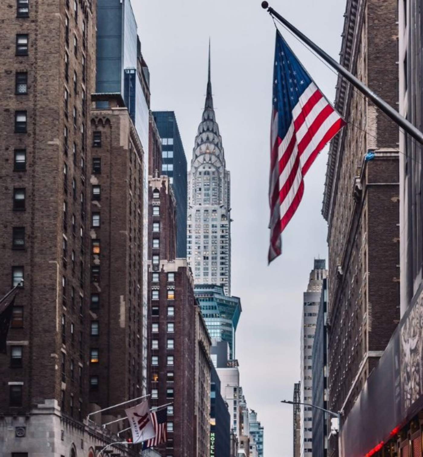 La firma inmobiliaria RFR Holding, que es propietaria de otros famosos inmuebles de Manhattan, y un socio extranjero pasarán a controlar el edificio Chrysler, según informó este viernes The Wall Street Journal. (ARCHIVO)