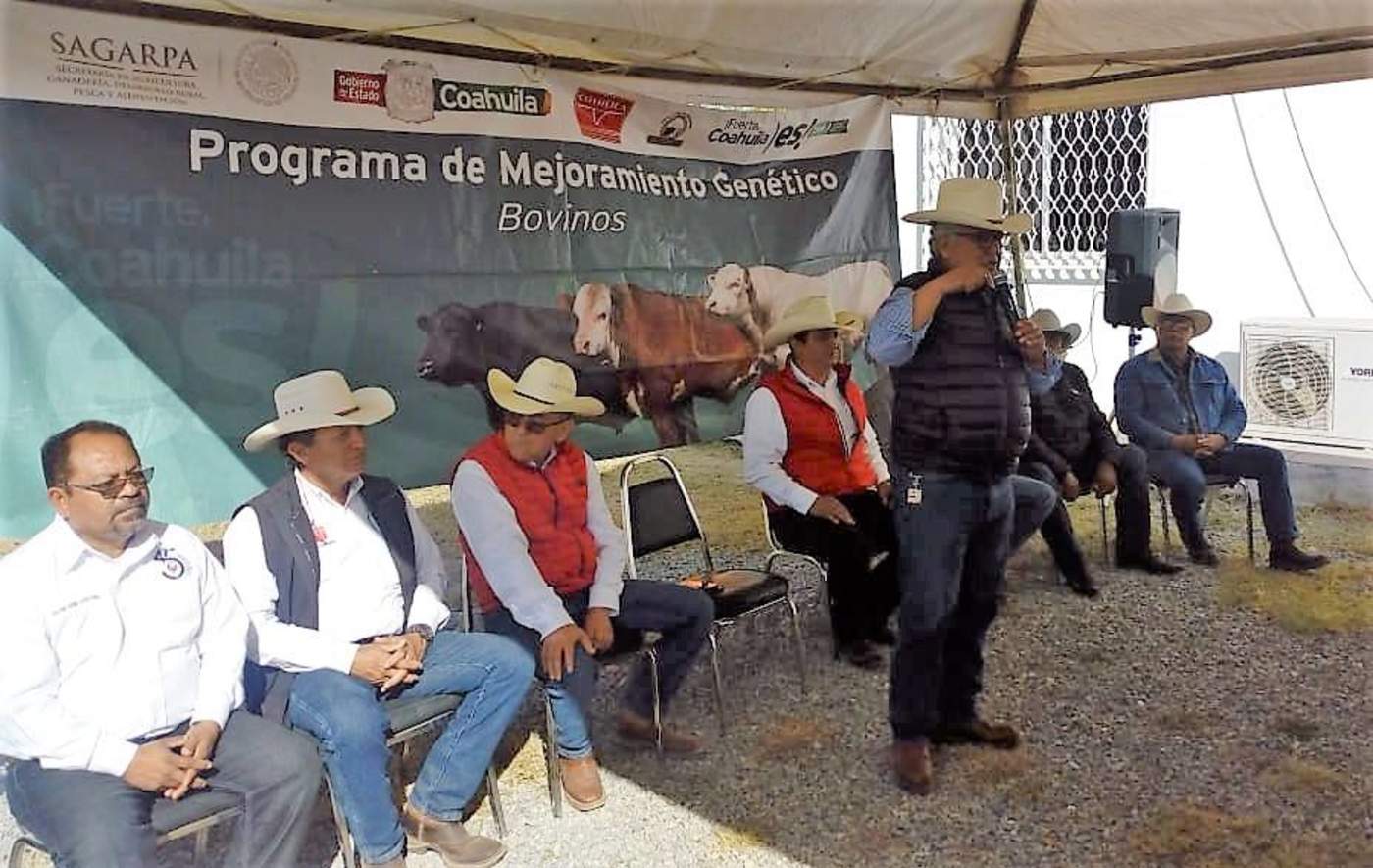 Flores Méndez atestiguó la entrega de un donativo de 10 becerras a los alumnos del Centro de Bachillerato y Tecnológico Agropecuario 22 de Cuatro Ciénegas (CBTA 22). 
