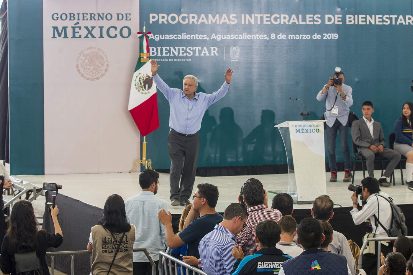 Extrabajadores de Prospera piden apoyo a López Obrador