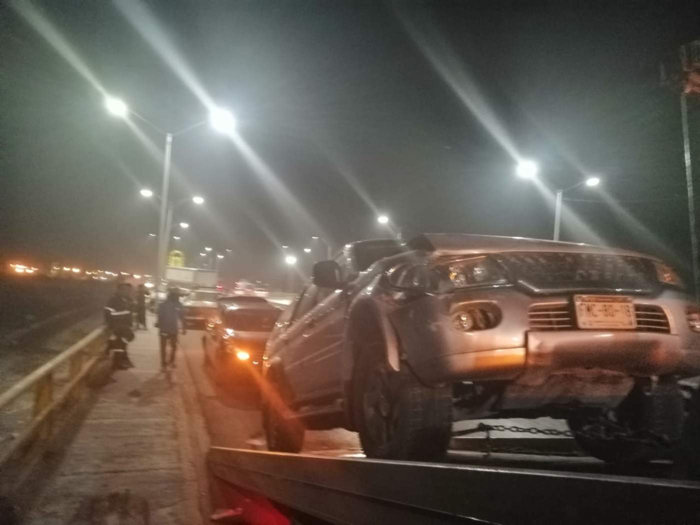 El choque simultaneo ocurrió en el puente vehicular Solidaridad, localizado en el Periférico Ejército Mexicano, sobre los carriles que dirigen de Torreón a Lerdo. (ESPECIAL)
