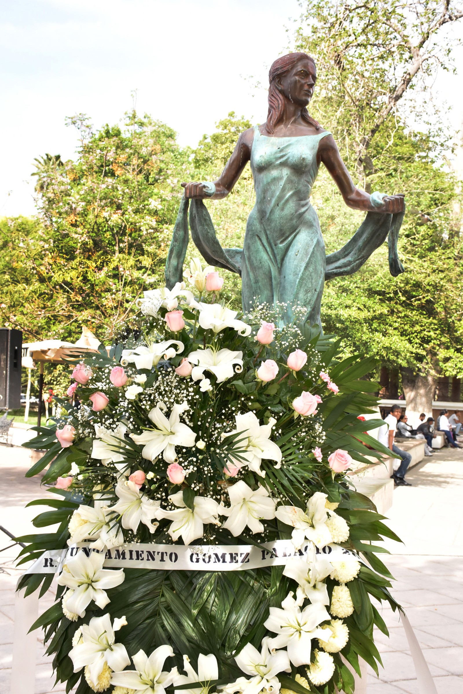 Se colocó una ofrenda floral en el Monumento a la Mujer que se encuentra en la Plaza de Armas de Gómez Palacio.